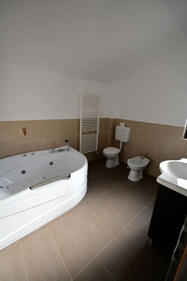 Casă / Vilă cu 4 camere de închiriat în zona Aradului