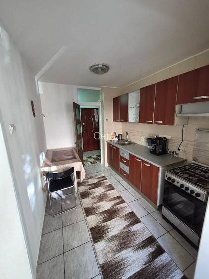Închiriez ap 2 camere.  - 9