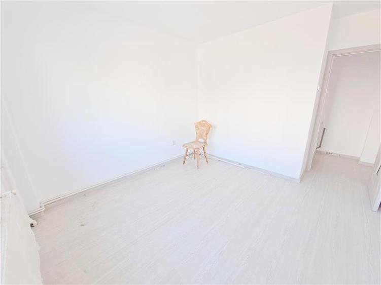Apartament 3 decomandate, etaj 1, renovat, zona Ura