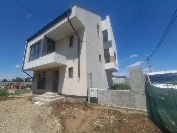 ​Vilă Individuală P+1E+Mansardă | Construcție Solidă, Toate Utilitățile