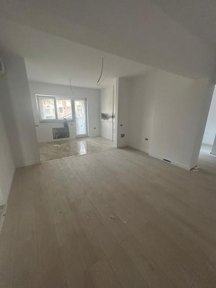 Apartament 3 camere decomandat, 35mp curte proprie, metrou Berceni