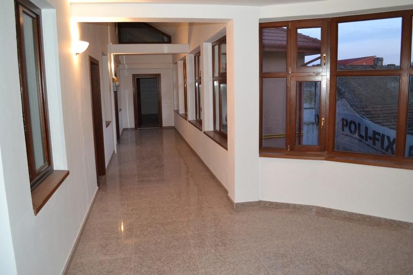 Închiriem birouri în centrul Timisoarei 42mp-360€ , 67mp-550€ , 75 mp-600€