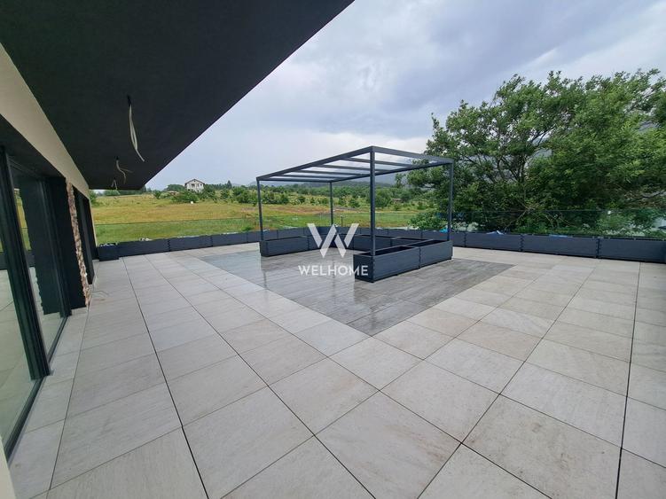 Vilă modernă premium cu piscină interioară, teren 1200 mp și panoramă