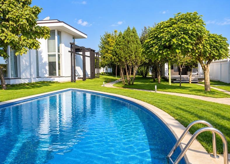 Private Estate lângă București | Vilă, Piscină & Sport Court