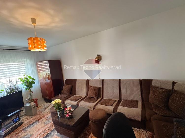 Apartament decomandat cu 2 camere de vânzare în zona Micalaca - 2