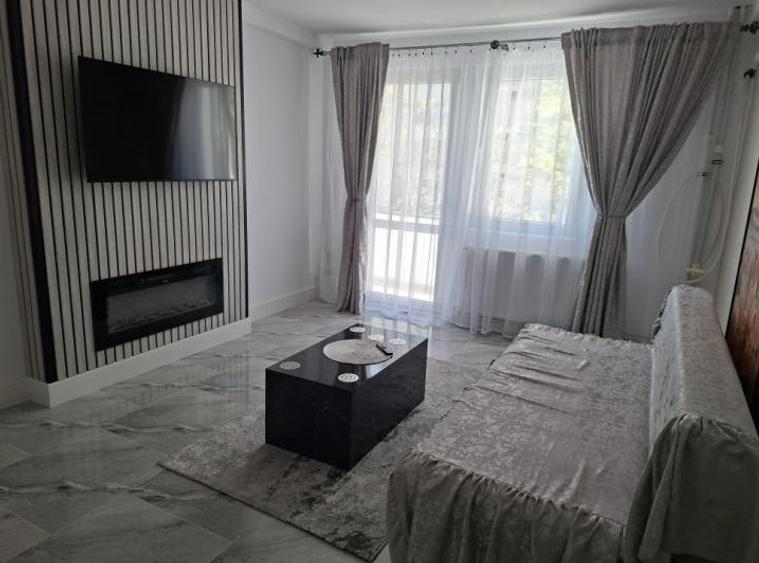 Apartament cu 3 camere semidecomandat , zona Centrala