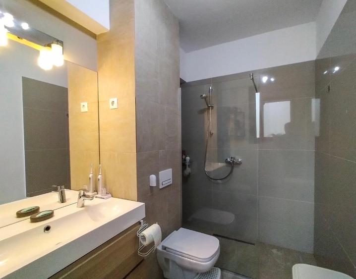 Vând apartament cu două camere în zona Aradului