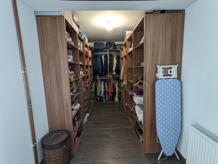 Casă individuală cu 5 camere, 4 dormitoare, 236 mp, dressing,