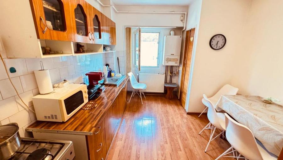 Apartament 2 camere intrare Răcădău, Strada Carpaților, etaj