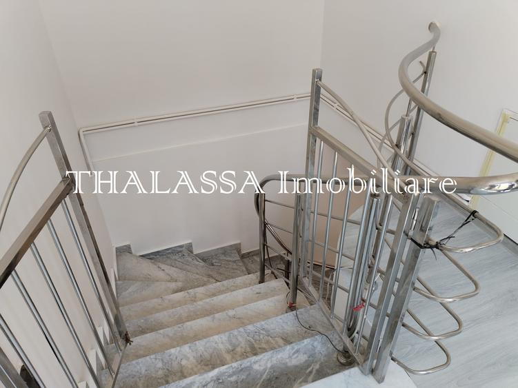 Duplex cu scara interioara si curte - constructie noua