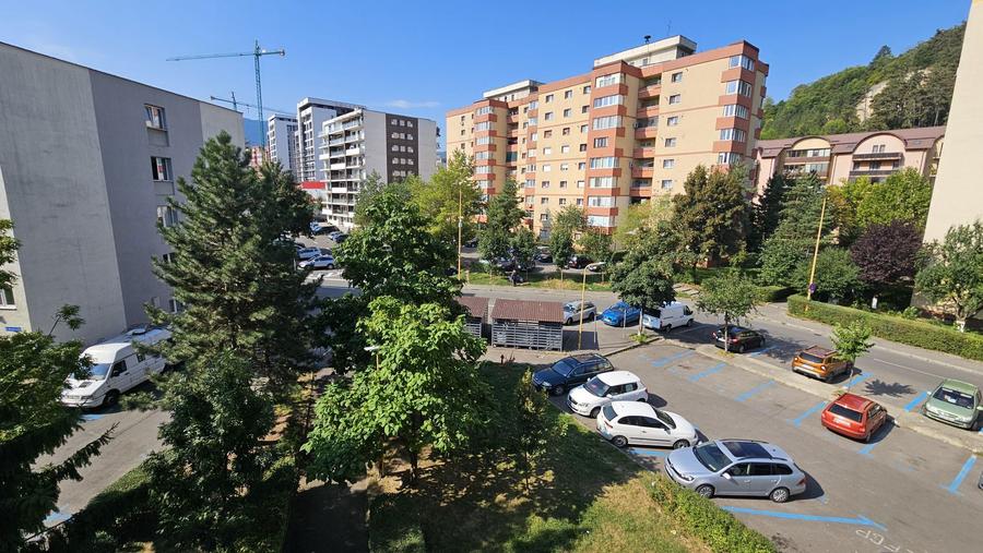 Spitalul Judetean-str Carpatilor apartament de inchiriat, mobilat,parcare