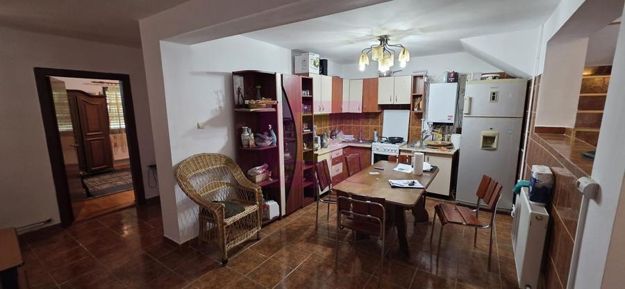 Vila de vanzare cu 4 camere in Beaza, cu dormitor la parter