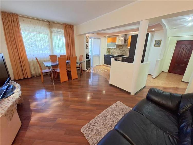 Apartamnet 3 decomandate, etaj 2, cu 2 bai, centrala, zona Ura - 21