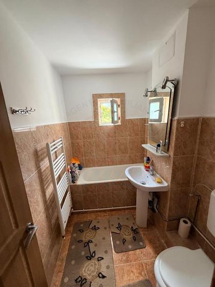 Inchiriem apartament cu 2 camere in Mazepa 2, et.3, pret 2000 de lei.