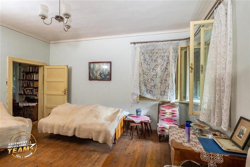 Casa cu istorie,3 camere,potential mansardare,1.840mp teren,in cadru linistit si