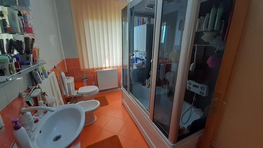 Casa moderna, foarte spatioasa, cu 1500 mp teren, în Dambul Rotund