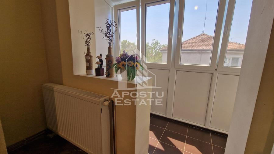 Apartament de vanzare cu 3 camere, centrala proprie, zona Dacia