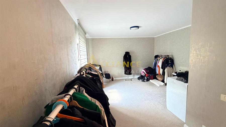 Vila spatioasa cu 9 camere, foisor, magazie, curte amenajata complet