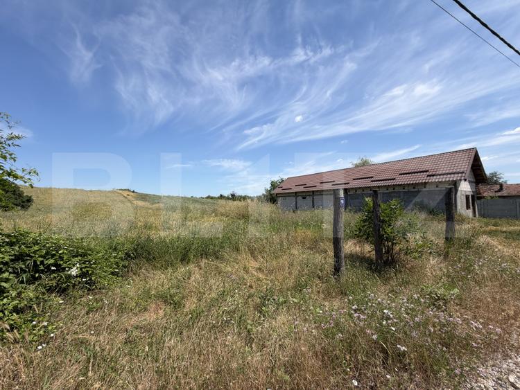 Teren cu casa de vanzare Tuglui, 2200 mp, aproape de padure