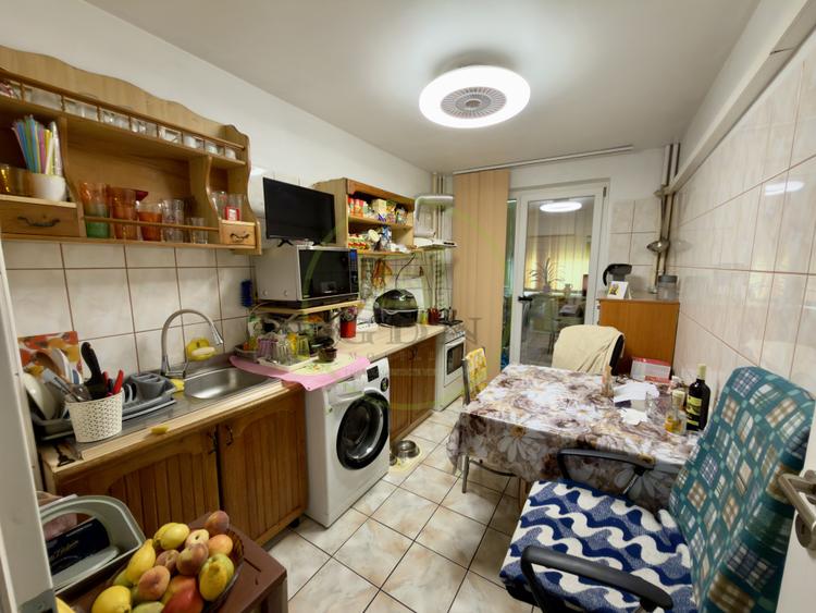 Apartament 2 camere, decomandat, 76.72 mp, Centru, zona Km 0