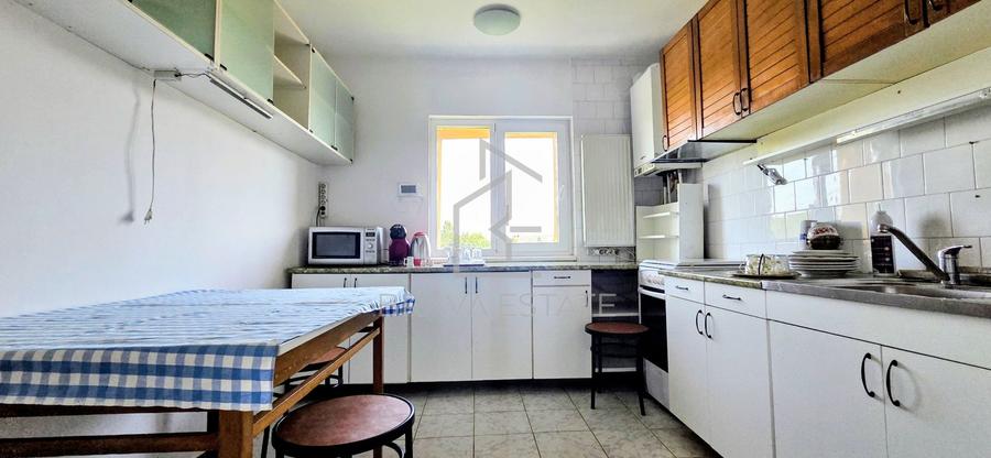 Apartament 3 camere, 2 bai, balcon, zona UMF