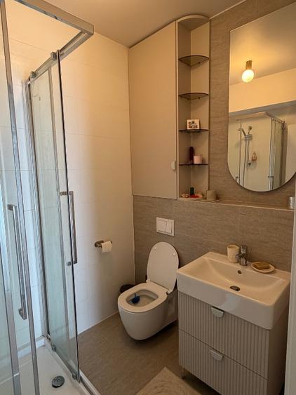 Proprietar — închiriez apartament cu 2 camere, 2 băi, terasă și grădină