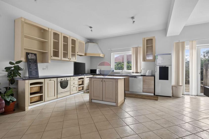 Casă 5 dormitoare si teren 725 mp de închiriat în zona Gradiste