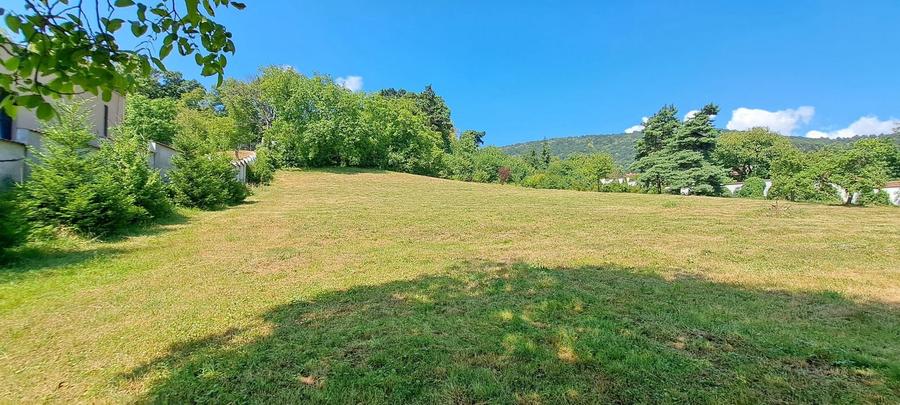 Proprietate superba teren, cladire cu opt garaje si gard zidit