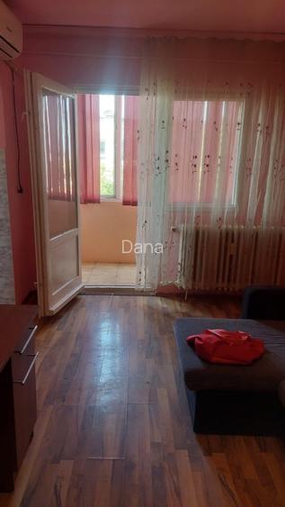 Vand garsoniera zona Vlaicu,(Lebada), et.4., termopan, gresie, faianta, parchet,