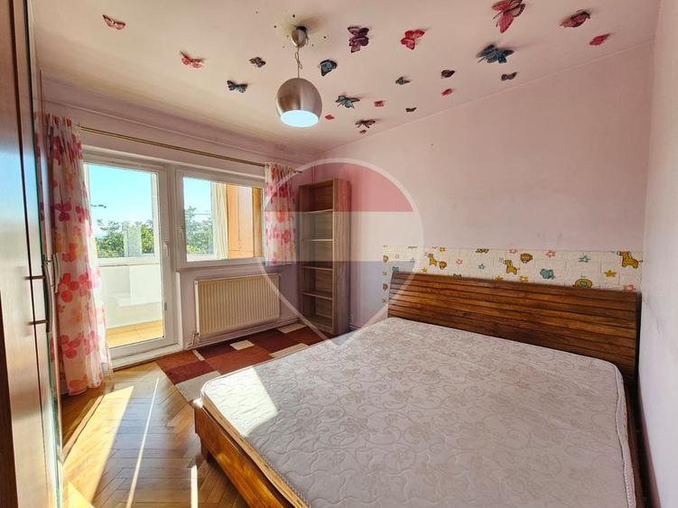 Inchiriez 3 camere, deco, 2 bai, parcare, Gheorgheni, zona Cipariu