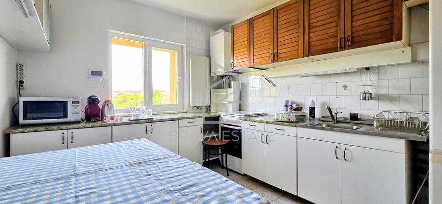 Apartament 3 camere, 2 bai, balcon, zona UMF