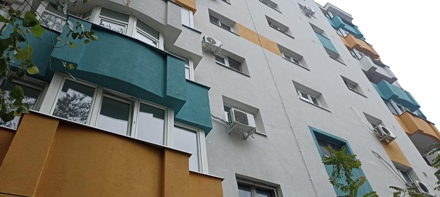 Vanzare apartament 3 cam la parter cu balcon stradal zona Parc Sebastian sect 5