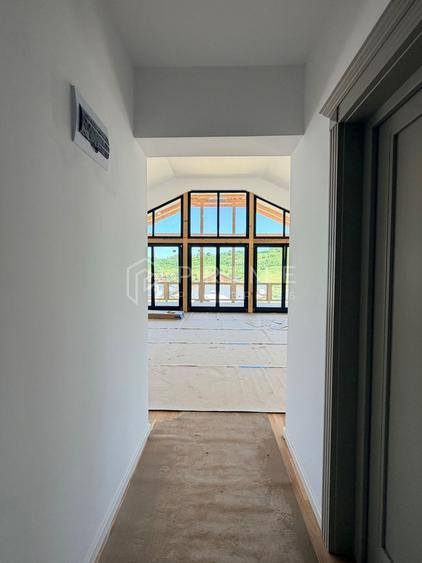 Vilă chalet modern cu perete panoramic de sticlă - Livezeni, Mureș