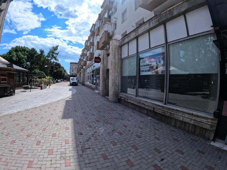 Spatiu comercial central cu vitrina generoasa din sticla