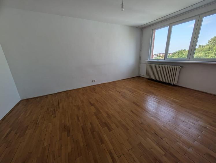 Vand apartament cu 4 camere