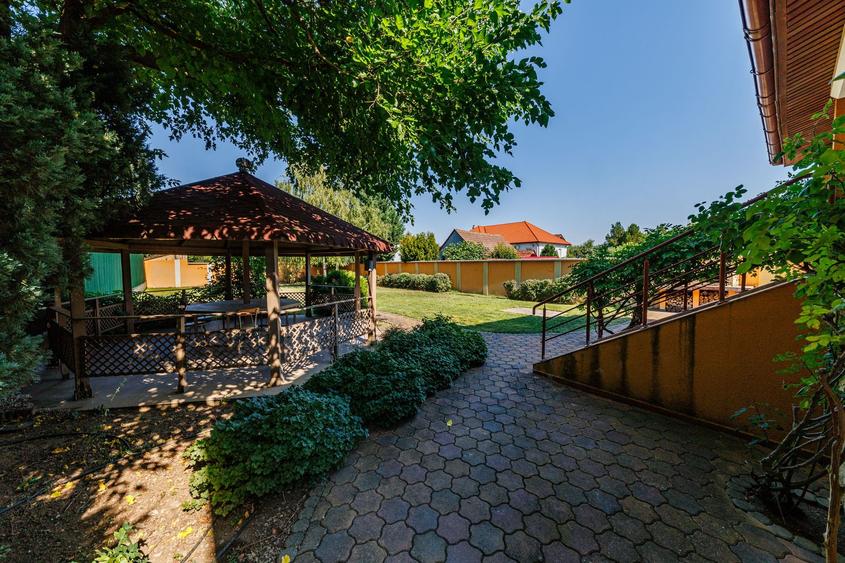 Vilă cu spatii largi, curte generoasă