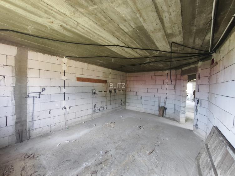Duplex la rosu, 4400 mp teren, Siret - 5