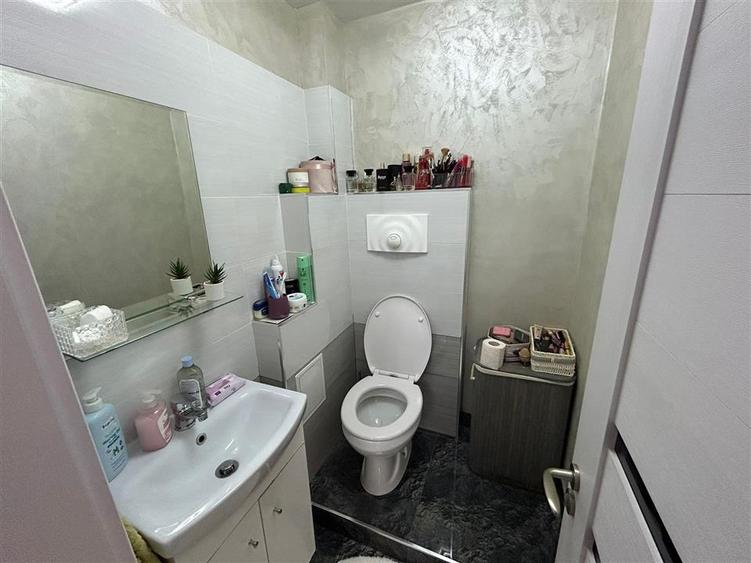 Apartament cu 3 camere de vanzare, zona Comisia Centrala