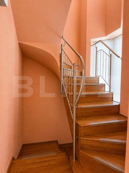 Casa de vanzare cu 5 camere, 298 mp, Cartierul Rogerius