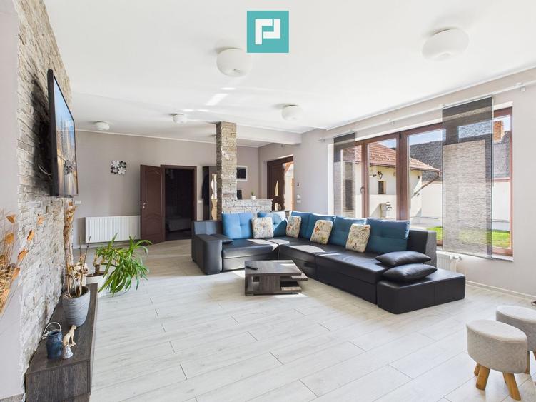 Casă modernă cu 2 corpuri, 5 camere în Pecica