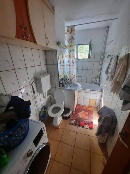 Apartament cu 2 camere, etajul 3/4, zona Podu Ros