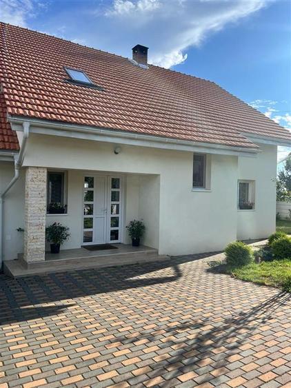 Casa cu 4 camere si garaj