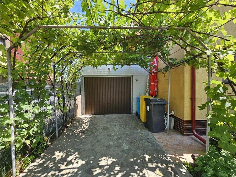 Vila lux 5 camere cu gradina superba centru Domnesti