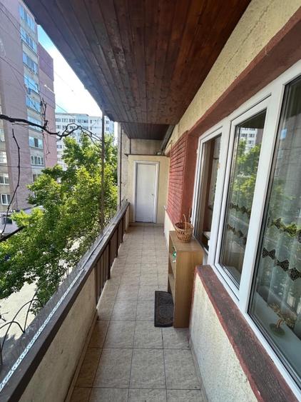 Proprietar-apartament cu 3 camere ,ultracentral,garaj,boxa si vedere spre cetate