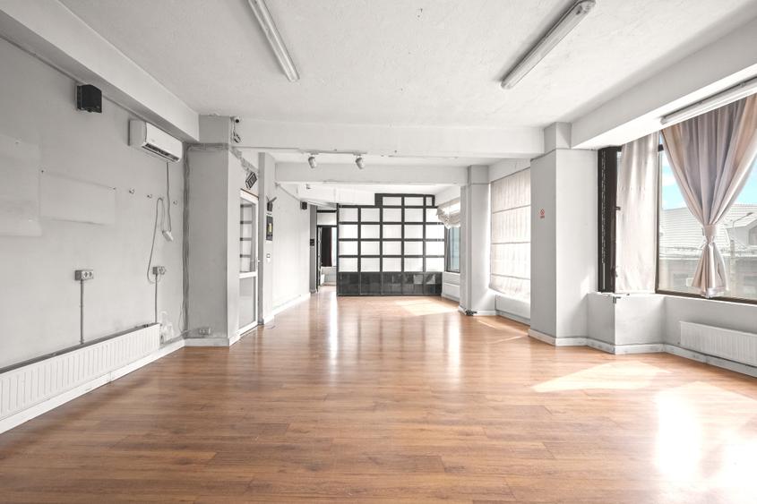 Executive Corner Office | Tavan Inalt, Ferestre Mari | Gara de Nord