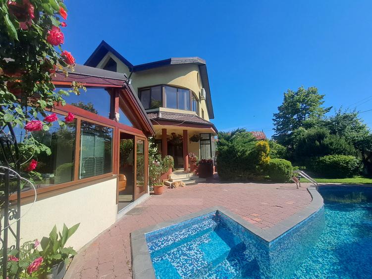 Casa individuala cu piscina. P+1+M. zona foarte buna