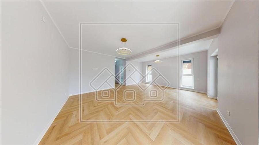 Casa individula de vanzare, teren mare, 4 camere, la cheie, zona buna