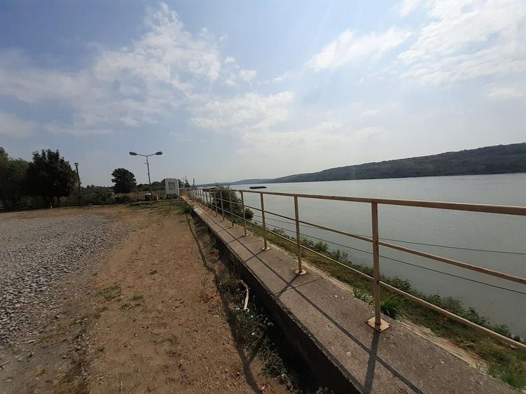 Oltenita - teren pe malul Dunarii cu chei betonat si ponton pt barje