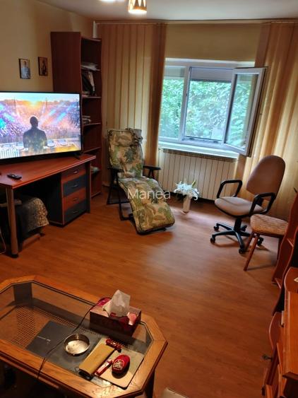 Vând apartament 4 camere decomandat confort 1 etaj 1  - 2