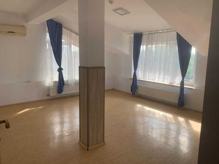Mansardă Luminoasă și Deosebită – 7 camere ,225 mp utili + 2 Locuri de Parcare
